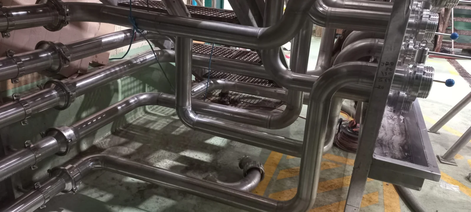 Tubagem industrial em aço inox montada em oficina